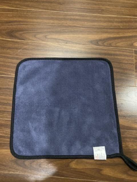 Ưng ý.Hàng khá dày lau sạch và chưa thấy rụng lông.Mới mua.Sau này không biết có rụng không.Thánks