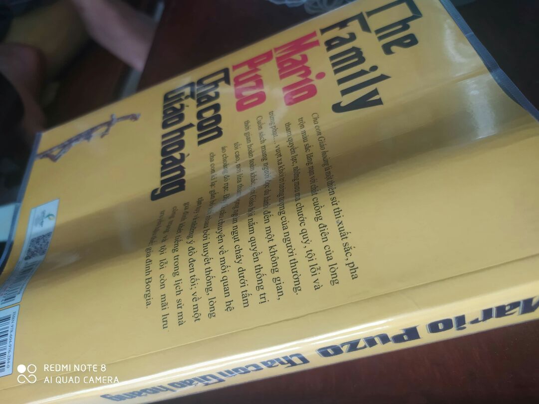 Một sao này là mình dành cho nhân viên đóng gói, nhân viên làm bộ phận đóng gói mà không có tâm, ẩu tả. Đơn hàng mình nhận được khi khui ra thì tình trạng như hình. Những đơn hàng trước sách được bọc chung trong bọc to dán chắc chắn rồi mới bỏ vào thùng giấy , còn lần này sách được bỏ lộn xộn không cùng chiều  nên đã xãy ra tình  trạng 2 cuốn sách kẹp vào  nhau gây ra  gãy gáy.Là khách hàng  lâu năm của Tiki mình thực sự thất vọng , là người yêu sách mình  rất bực khi thấy sách bị như vậy. Mình muốn đổi lại 2 cuốn Bố già và Cha con giáo hoàng.Mong Tiki sớm giải quyết cho mình.