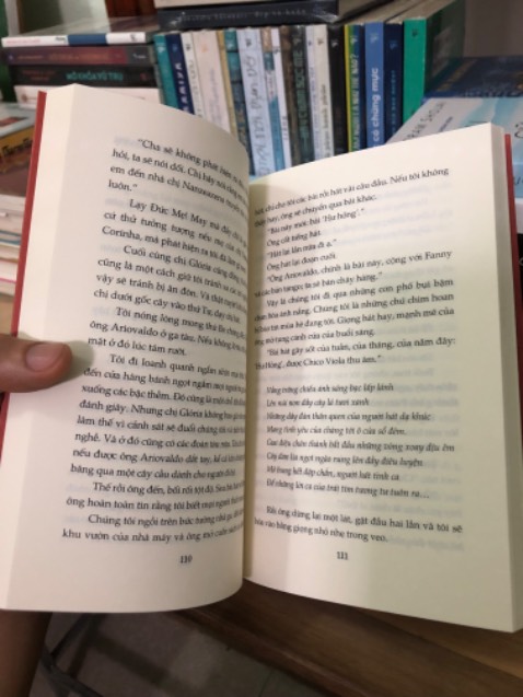 Chắc hẳn đây là cuốn sách được nhiều người đọc, vào các nhóm trên *** thấy cũng nhiều người review, thế nên mình cũng mua một cuốn. Thấy nhiều người khen quá mà mình đọc xong cứ thấy bình thường, gần như không có nhiều thứ đọng lại, tất nhiên đây là ý kiến chủ quan thôi, mỗi người sẽ có cho mình một cảm nhận khác nhau. Mình thấy câu chuyện không thật sự xuất sắc như lời đồn, tuy vậy cũng không hẳn là tệ. Mình đánh giá cuốn này 6/10 điểm. Về vấn đề bán hàng của Tiki thì không có gì để nói, hầu như tất cả sách mình đặt đều được đóng gói rất cẩn thận, rất rất ít sách bị cấn móp, nói chung okeee