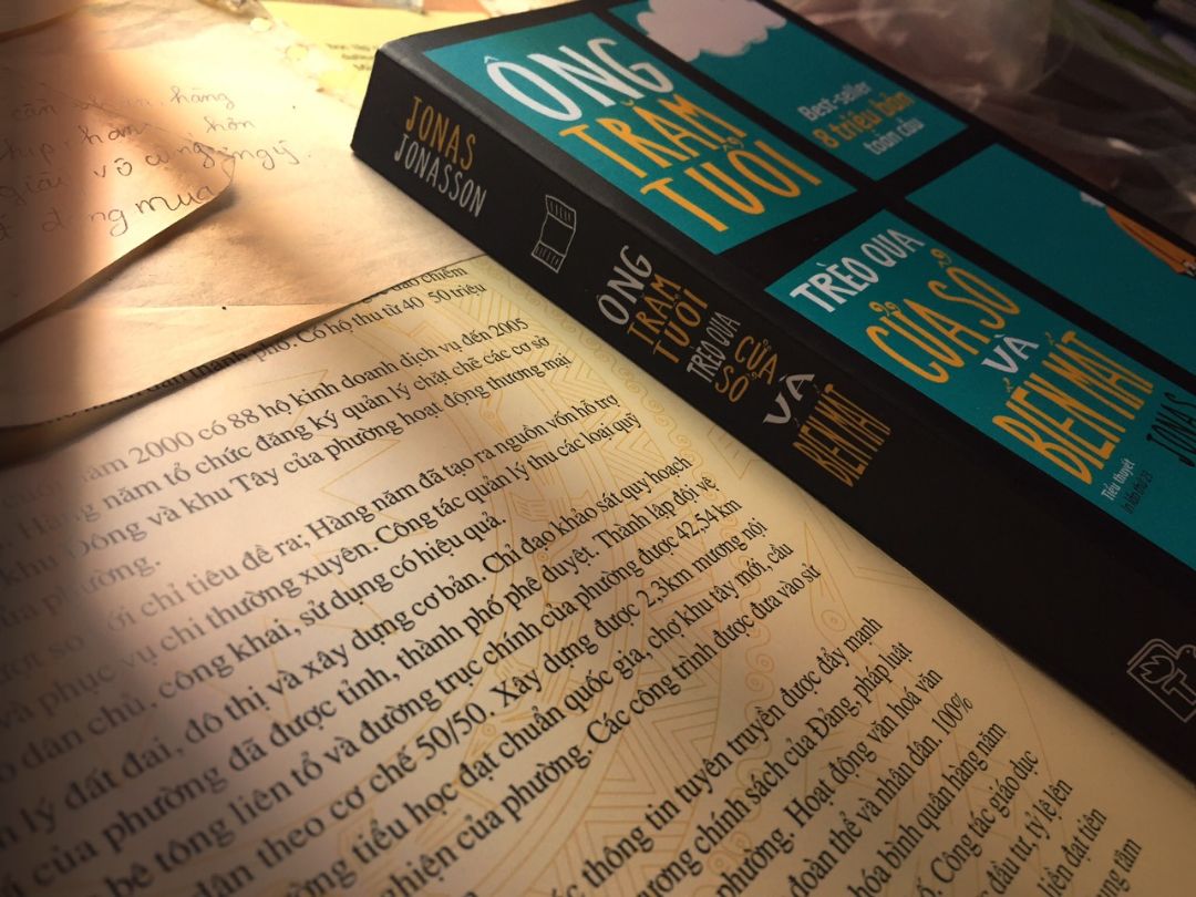 Sản phẩm rất đẹp và đáng tiền nhá .Dù mình chưa đọc hết nhưng giọng văn rất hay và hài hước giúp các bạn giải trí và cũng có kha khá bài học. Giao hàng siêu nhanh và đóng gói rất cẩn thận.( Không biết do vô tình hay hữu y mà mk được tặng 2 cái dấu trang vô cùng vui luôn.) các bạn nên thử trải nghiệm 1 lần nhá !