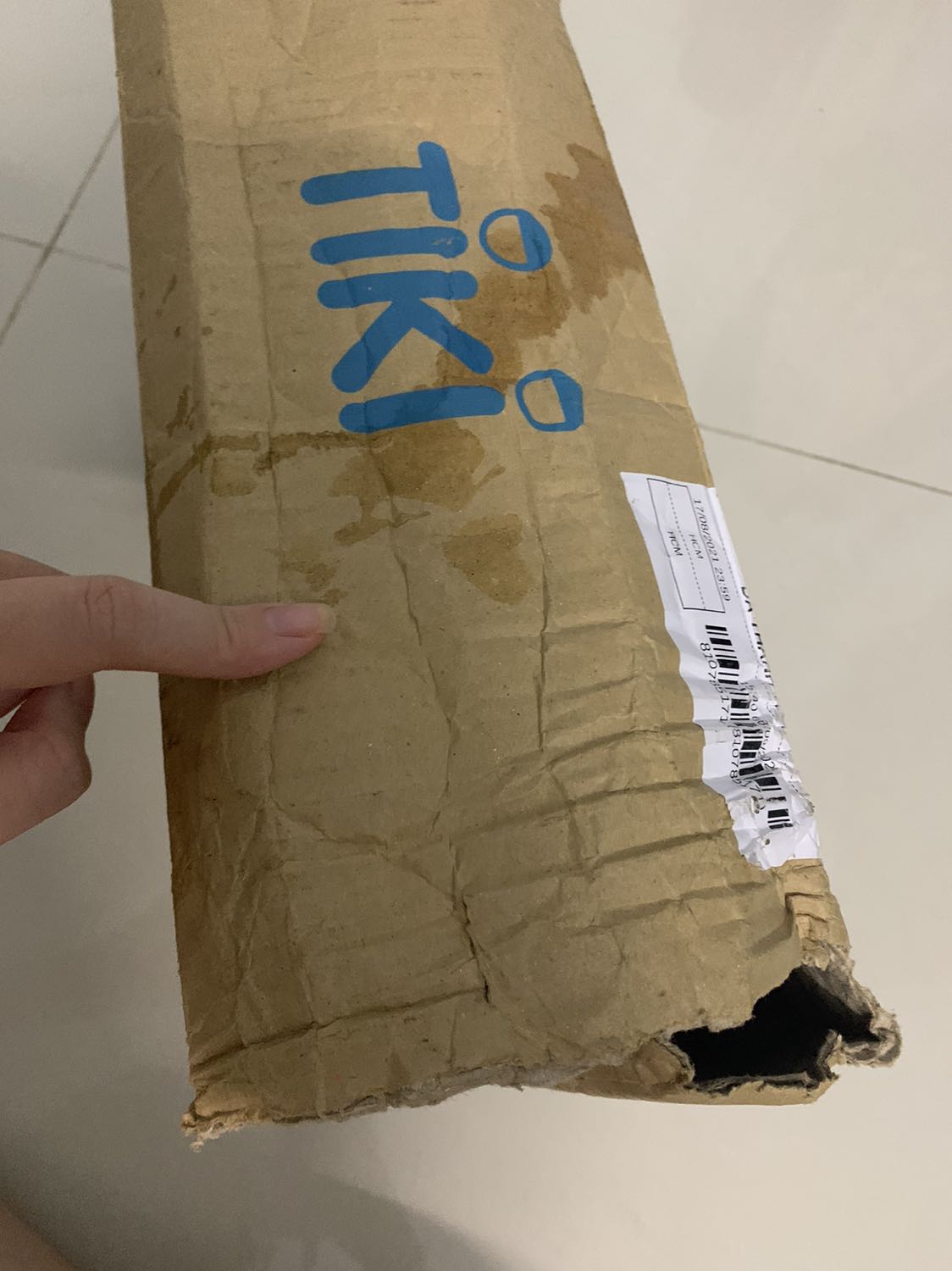 Nội dung sách thì miễn bàn nhưng mình đánh giá 1 sao cho vận chuyển quá tệ hại. Sách bìa cứng mà k được miếng chống sốc hay lót, hộp thì rách nát. 4 cuốn thì may 2 cuốn có bọc, cuốn diary k bọc nhưng cũng k sao. Còn cuốn này thì móp hết cạnh. Hộp đựng sách mà rách nát nhìn tức k chịu được. Biết là dịch giao trễ bao lâu mình đợi cũng được mà ai dè vận chuyển kiểu này đây, nhìn cuốn sách mà xót cực kì