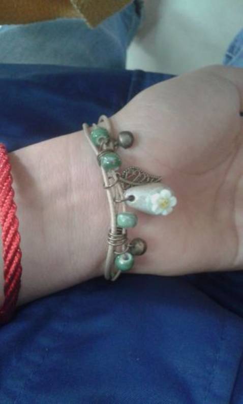 vòng rất xinh a. nhưng mà mình nhớ là mình đặt 2 cái mà giao về có 1 cái thui. dáng giỏ hoa gốm có hơi dài so với ảnh trên tiki. người giao hàng có tâm và thân thiện. 
mình chỉ không hài lòng về việc giao không đúng số lượng thôi. mình muốn mua để tặng bạn mà lại gặp sự cố như vậy. mong lần sau shop kiểm tra kĩ trước khi đóng gói và giao về ạ. mình cảm ơn