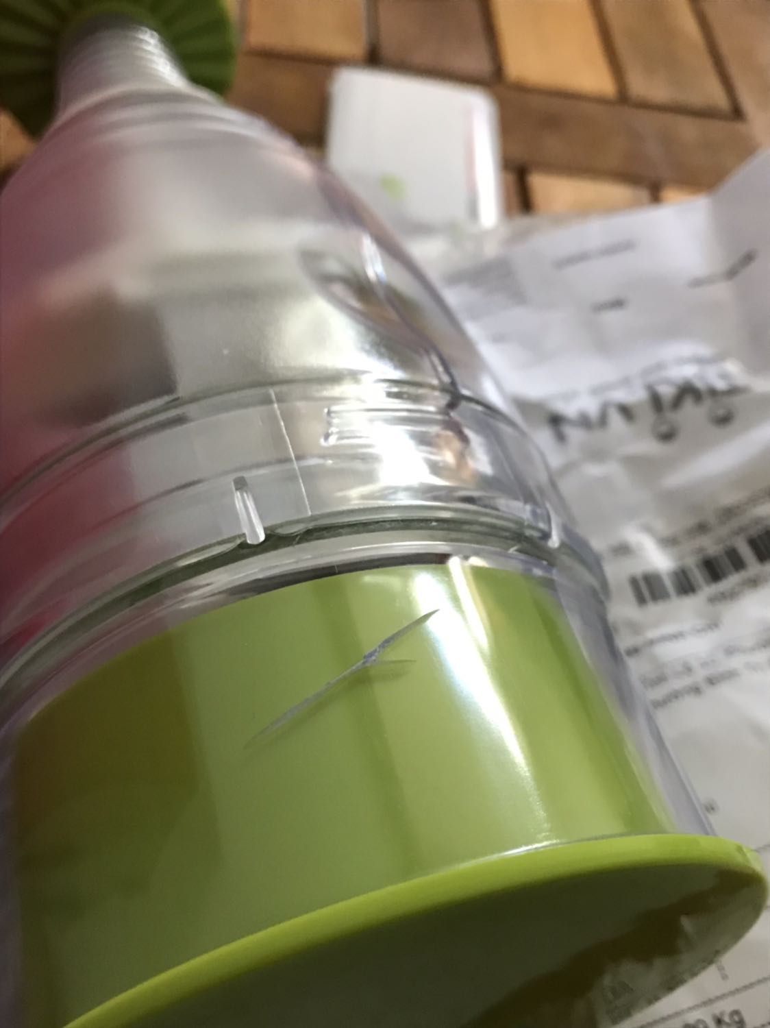 Shop ơi, hàng giao mình bị nứt 1 đường chỗ gần mép máy à, shop hỗ trợ đổi giúp mình nhé?