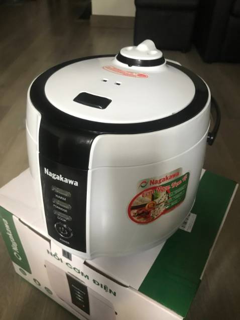 Về dịch vụ của Tiki - 3*:
- Đặt hàng ngày ***, hẹn giao 15.10 nhưng từ *** vẫn chỉ "Chờ xác nhận". 
- Ngày 14.10 email cho Tiki  để hỏi tình trạng đơn hàng - mã hỗ trợ # 01679792.
- Ngày 16.10 Tiki email về đơn hàng "giao trễ hơn khoảng 7-10 ngày so với dự kiến do gặp trục trặc trong việc xử lý và luân chuyển hàng hóa".
- Ngày 17.10 app mới cập nhật 1 lèo "Đang xử lý" - "Đang vận chuyển".
- Ngày 18.10 nhận hàng.
>>> Trừ 2* vì mã hỗ trợ # 01679792 không thật sự được xử lý trong 24h, đơn hàng chỉ được xử lý sau khi phát sinh lỗi treo đơn hàng sau ngày giao hàng.

Về sản phẩm - 4*:
Nồi vừa xinh, chưa xài nên chưa biết ổn không.
Dây điện dài hơn nồi 1.2L cũ, cảm thấy hài lòng.