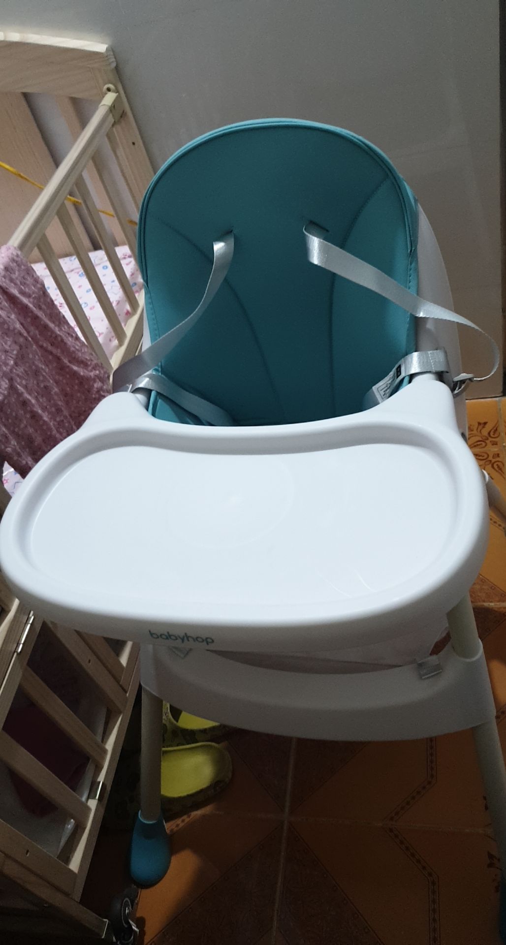 Chân ghế bằng thép chắc chắn, nhựa ghế ngồi dày dặn, không có mùi nhựa, bé nhà mình ngồi vừa