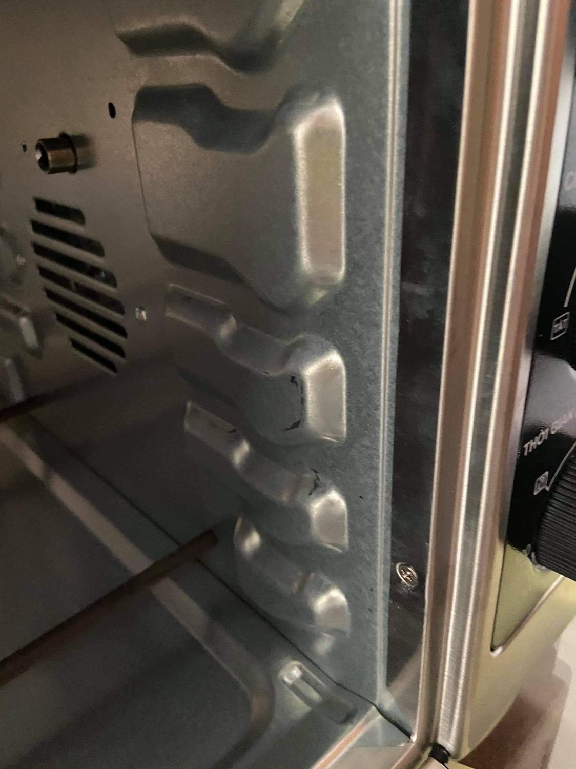 Rất không hài lòng về sản phẩm. Mình khui thùng thì thấy miếng xốp đã gãy nối lại bằng que tăm và băng dính. Hình thức máy nhìn rất cũ với nhiều vết xước. Vì mình mua được giảm giá nên tạm bỏ qua về vấn đề này. Chất lượng thì không chấp nhận được, nướng 45’ vs mức nhiệt tối đa mà đồ không chín. Bỏ nhiệt kế vào lò thì đồng hồ chỉ chênh nhiệt độ tới hơn 40độ C.