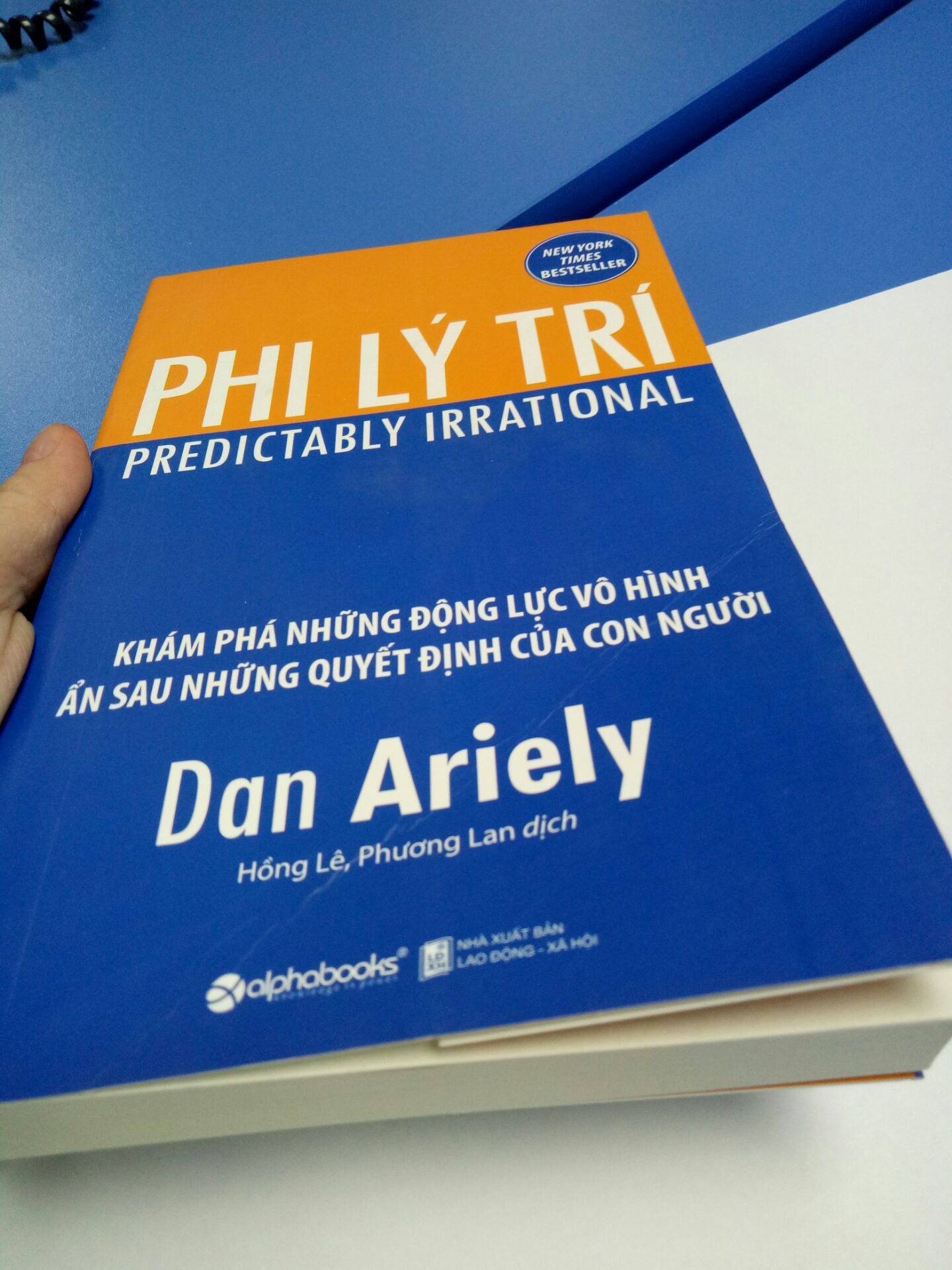Đơn hàng của tôi có 3 sản phẩm nhưng trong đó 1 quyển "Người giàu có nhất thành Babylon" như bị hóa mỹ phẩm gì đó đổ lên, vừa bẩn vừa mùi rất nồng, ngay cả hộp giấy đựng hàng cũng nồng nặc mùi. Cuốn "Phi lý trí" thì gãy cả bìa. Tôi cũng đặt mua hàng tiki mấy lần chưa lần nào trải nghiệm tệ vậy. Giờ tôi muốn liên hệ đổi trả sách thì ntn? Còn 1 đơn sách nữa tiki chưa giao cũng nơm nớp lo. Chỉ đánh giá được 3 sao cho dịch vụ giao hàng nhanh