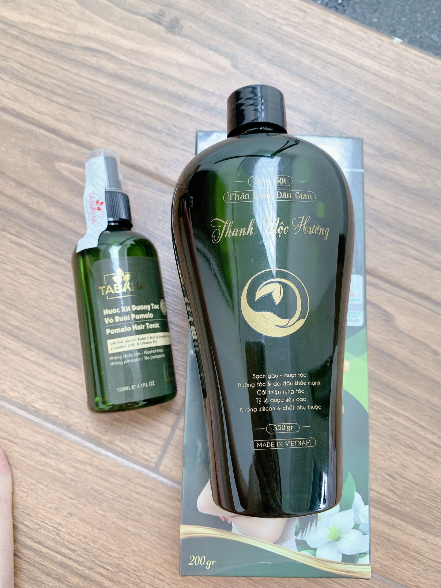 dầu gội dùng thích lắm luôn ý. mùi thơm dã man. giá thành thì rẻ nữa chứ. mà còn đc tặng hẳn chai dưỡng tóc vô cùng xịn xò. nhất định sẽ mua thêm của shop về dùng