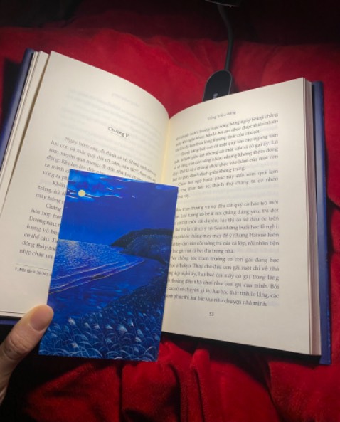 Sách nó đẹp ghê. Xanh thăm thẳm biển trời đêm. Nội dung m mới đọc mấy chục trang đầu nhg rất thích. Kiểu nhẹ nhàng yên bình, tả hay, ko hoa mỹ quá mà chân thực gần gũi. Mua được cuốn sách đúng gu nó ưng nó sướng gì đâu ấy. Tậu ẻm đi các bác ơi