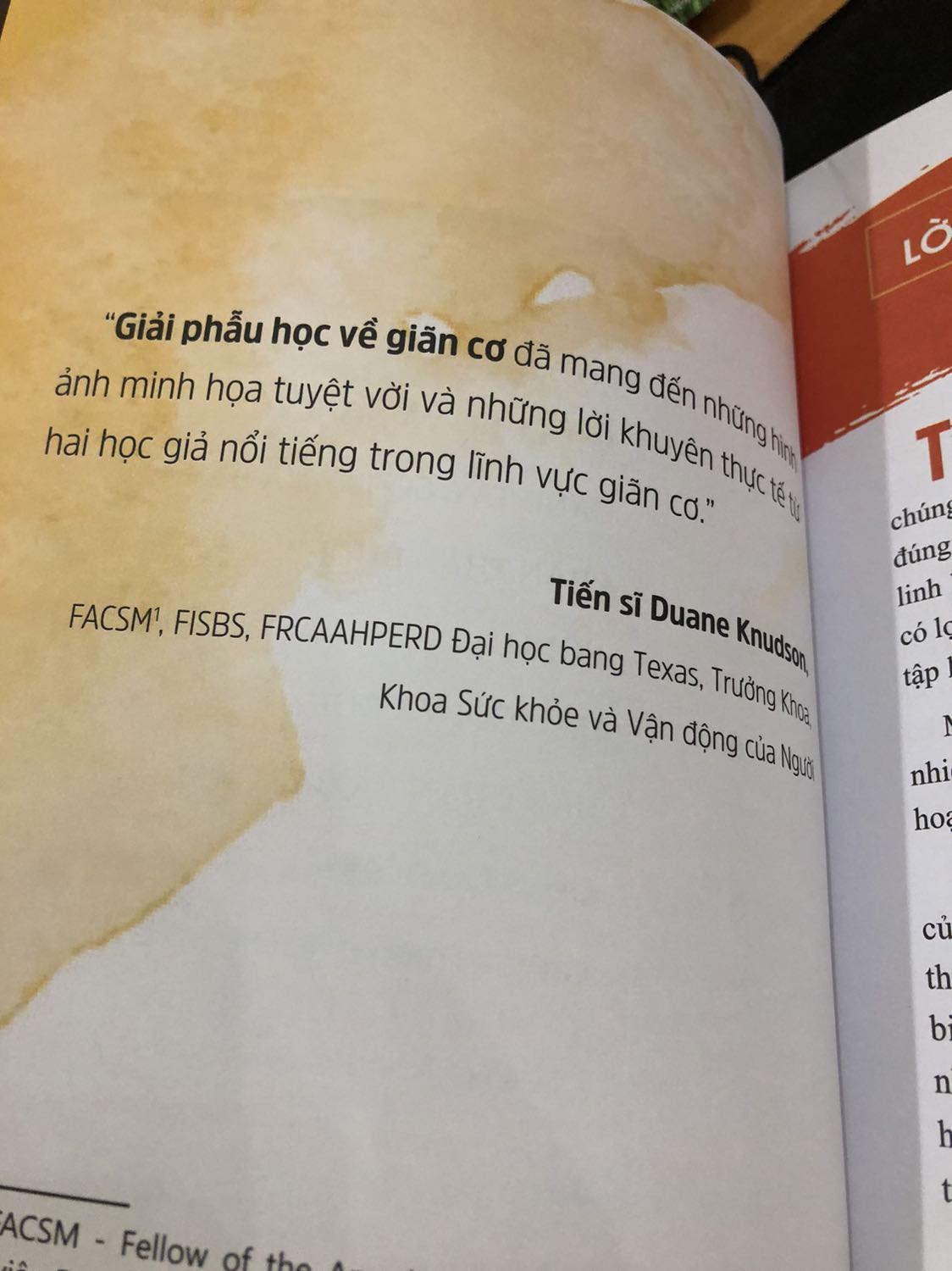 Sách bẩn bìa. Bên trong lem hết cả các trang đầu và sau. Một quyển sách rất thú vị mà khi nhận hàng chưng hửng luôn. Sách đắt gần 200k chứ không phải rẻ, mà thử hỏi khi nhận hàng như vầy thì sao chấp nhận được ??? 
Tiki trả lời sớm lại cho mình nhé.