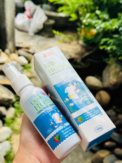 Màu Xanh có mùi hương nhẹ. Mấy bé ở nhà thích mùi này. Không mang hương nước hoa đậm đặc. Mùi thoảng nhẹ. Dễ chịu. Trời ẩm ướt xài lên thơm ngát. Xịt lên quần áo bỏ lâu ngày trong tủ là hết xẩy