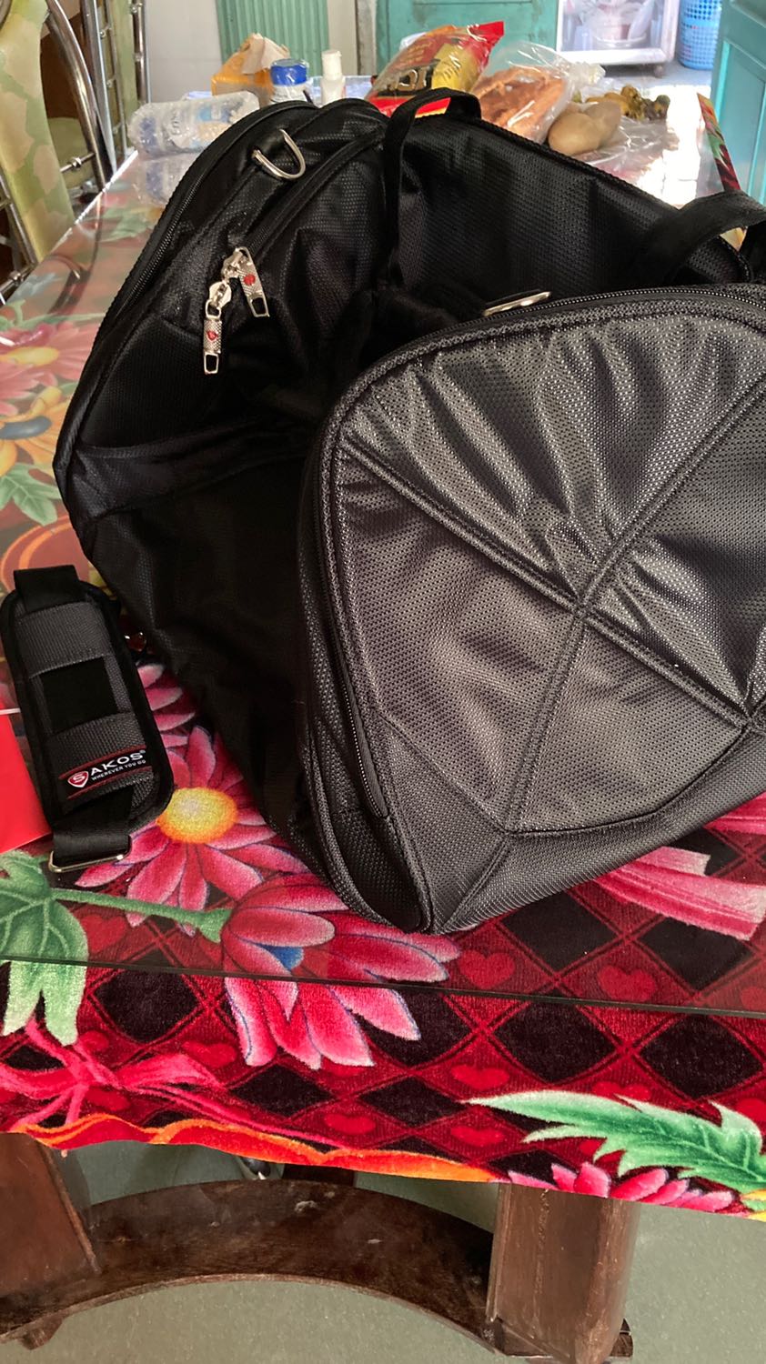 2 bên hông túi khg đồng bộ,1 bên dày nhìu lớ hơn bên kia nên giỏ khg thẳng?