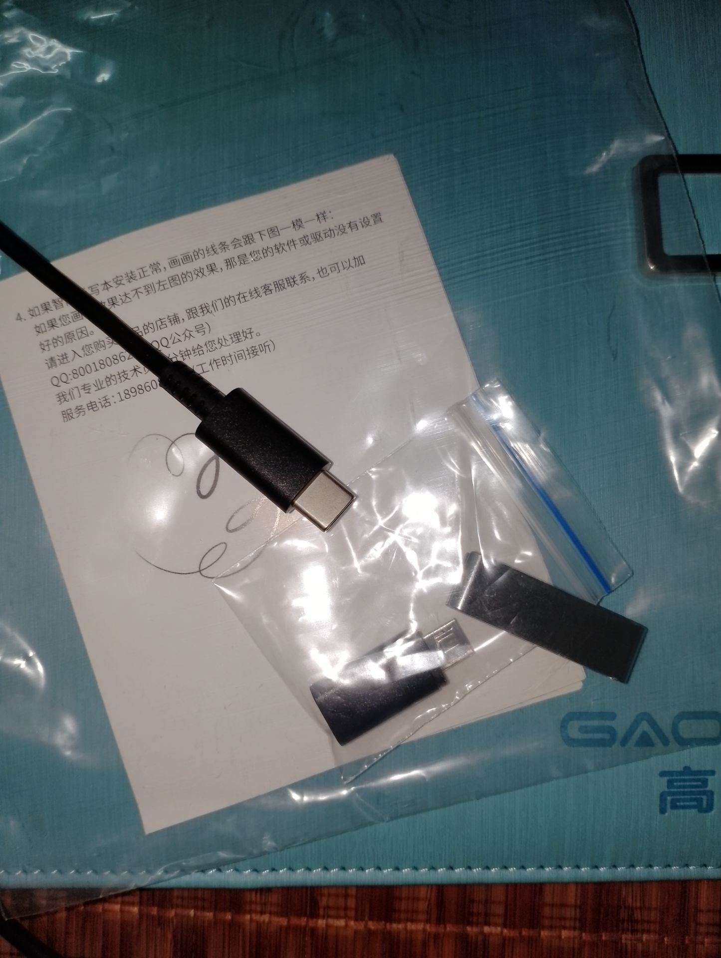 Mình cần pass bảng vẽ Gaomon M5 hình dạng quyển sổ màu xanh nha. Đầy đủ phụ kiện mới mua luôn ạ. 
Hộp bảng vẽ gồm:
1 Sketchnote tablet
1 bút kỹ thuật số
1 bút bi & 5 ngòi ( cái này chỗ khác ở sàn S, L không bán đâu ạ) 
1 cáp cắm máy tính
1 cáp cắm điện thoại (type C và micro usb)
10 ngòi bút kỹ thuật số
1 tháo ngòi bút

Mình pass 600k