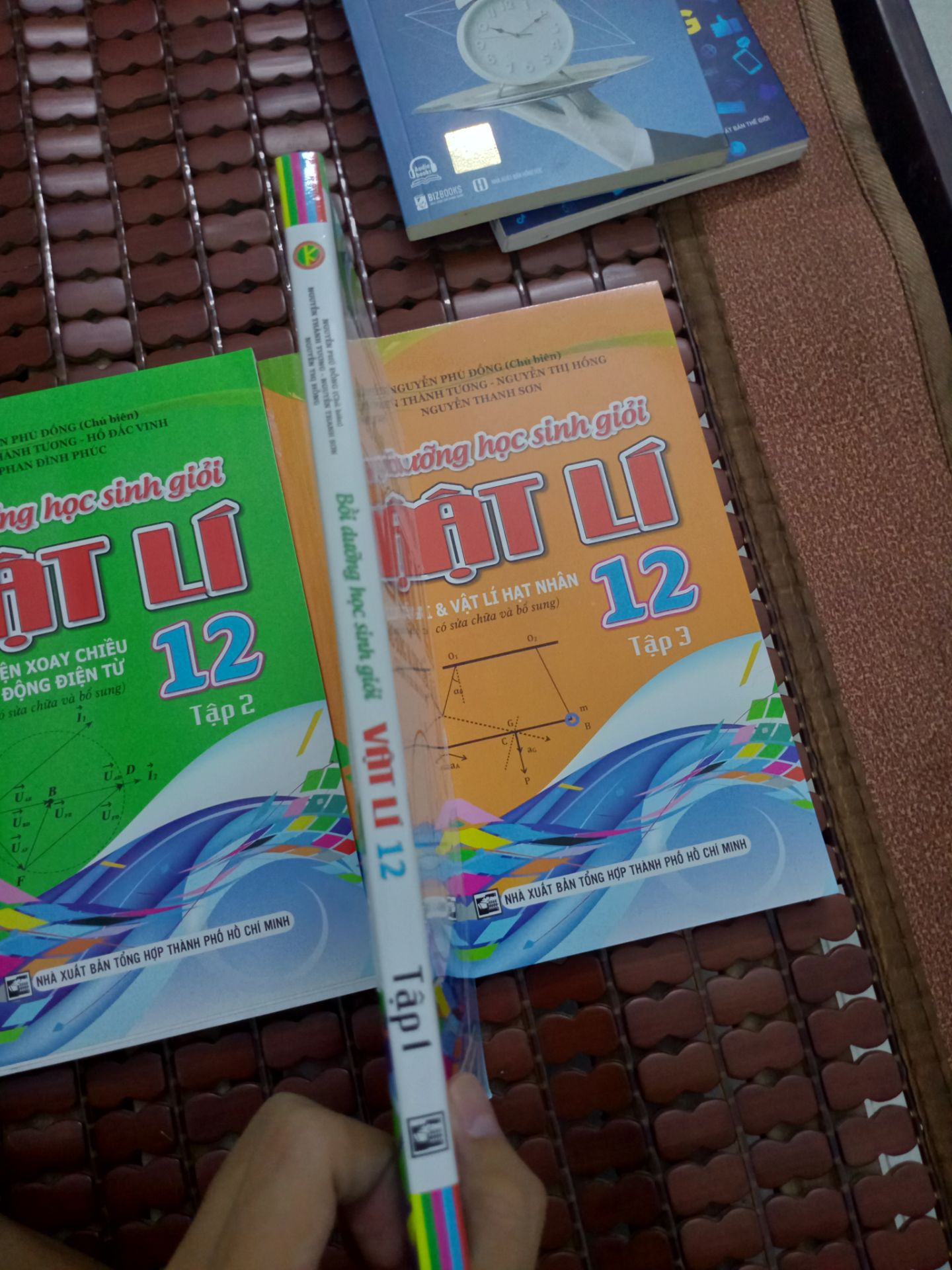 Sách hơi mỏng, ít bài tập, nên dùng song song với sách khác