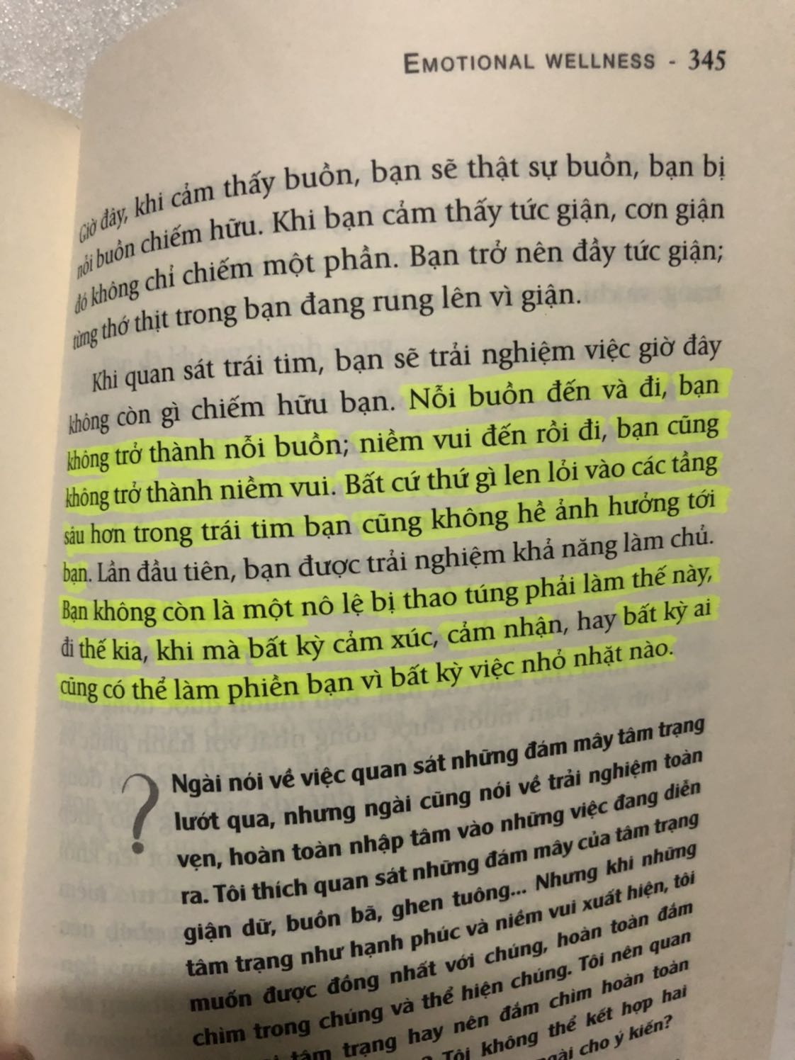 Đây là lần đầu mình đọc sách của Osho. Giọng văn khó đọc, nặng đầu, buồn ngủ là những gì xảy ra với mình ở những trang đầu tiên. Nhưng mình vẫn cố gắng đọc thì những trang sau lại vô cùng cuốn hút, những triết lý của tác giả như khiến bản thân mình được khai sáng. Niềm vui - nỗi buồn, hạnh phúc - khổ đau,... đừng cố gắng phủ nhận hay phán xét chúng. Hãy quan sát những gì đang xảy ra bên trong chúng ta, những cảm xúc đó là gì?; chứng kiến nó trôi qua, chấp nhận và tiếp nhận chúng như vốn dĩ chúng phải là như vậy, học cách chuyển hoá thay vì chối bỏ, kìm nén chúng.
Tiki giao hàng nhanh, đóng gói tốt, sách đẹp. Mình hoàn toàn hài lòng.