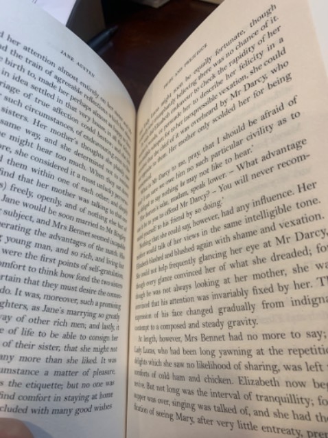 Sách bọc kĩ. Bìa rất vintage. Cầm như 1 cuốn sổ tay, ko sợ lỗi thời. Giấy nhẹ, chữ dễ đọc. Tiếc là ko đủ bộ. Giao rất nhanh, mình đặt trưa mà tối đã giao rồi ko cần đợi mấy ngày. Sách bọc kĩ. Bìa rất vintage. Cầm như 1 cuốn sổ tay, ko sợ lỗi thời. Giấy nhẹ, chữ dễ đọc. Tiếc là ko đủ bộ. Giao rất nhanh, mình đặt trưa mà tối đã giao rồi ko cần đợi mấy ngày.