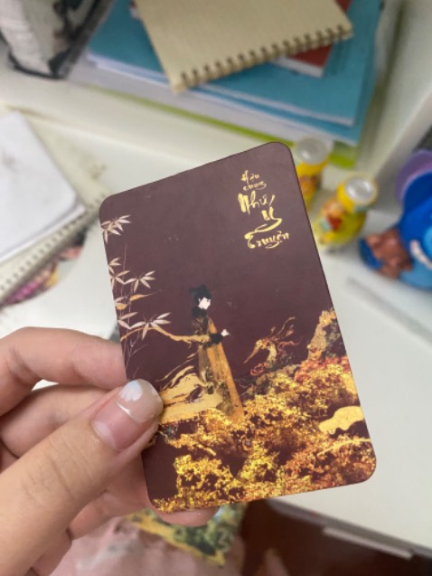 Bọc hàng hơi sơ sài, ko giống phong cách của Tiki lắm. Chỉ 1 lớp chống sốc và bọc giấy bìa bên ngoài, ko cho vào hộp, nếu dính mưa là kiểu gì cx bị rách. Chất giấy in đẹp sắc nét bìa đẹp, nguyên seal. Card bo góc thất vọng ghê. Df lung tung. Xước xát, còn hơi rách nhẹ ở đầu card nữa.