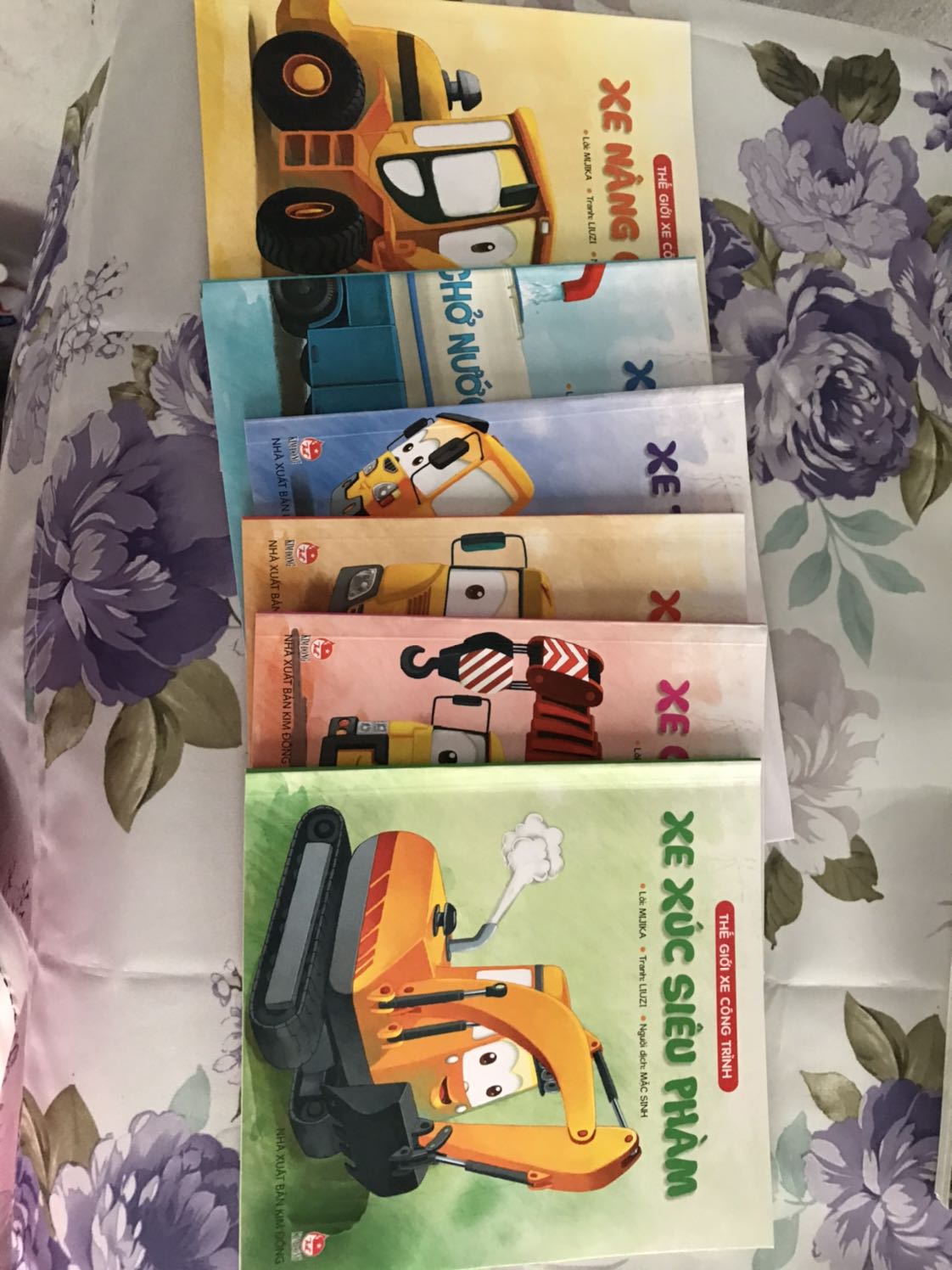 Sách đẹp tuyệt vời. Bé nhà mình rất thích, bé còn thuộc luôn đặc tính từng loại xe cả tiếng anh và tiếng việt. Từ ngày mua sách đọc, bé gần như quên luôn cả điện thoại