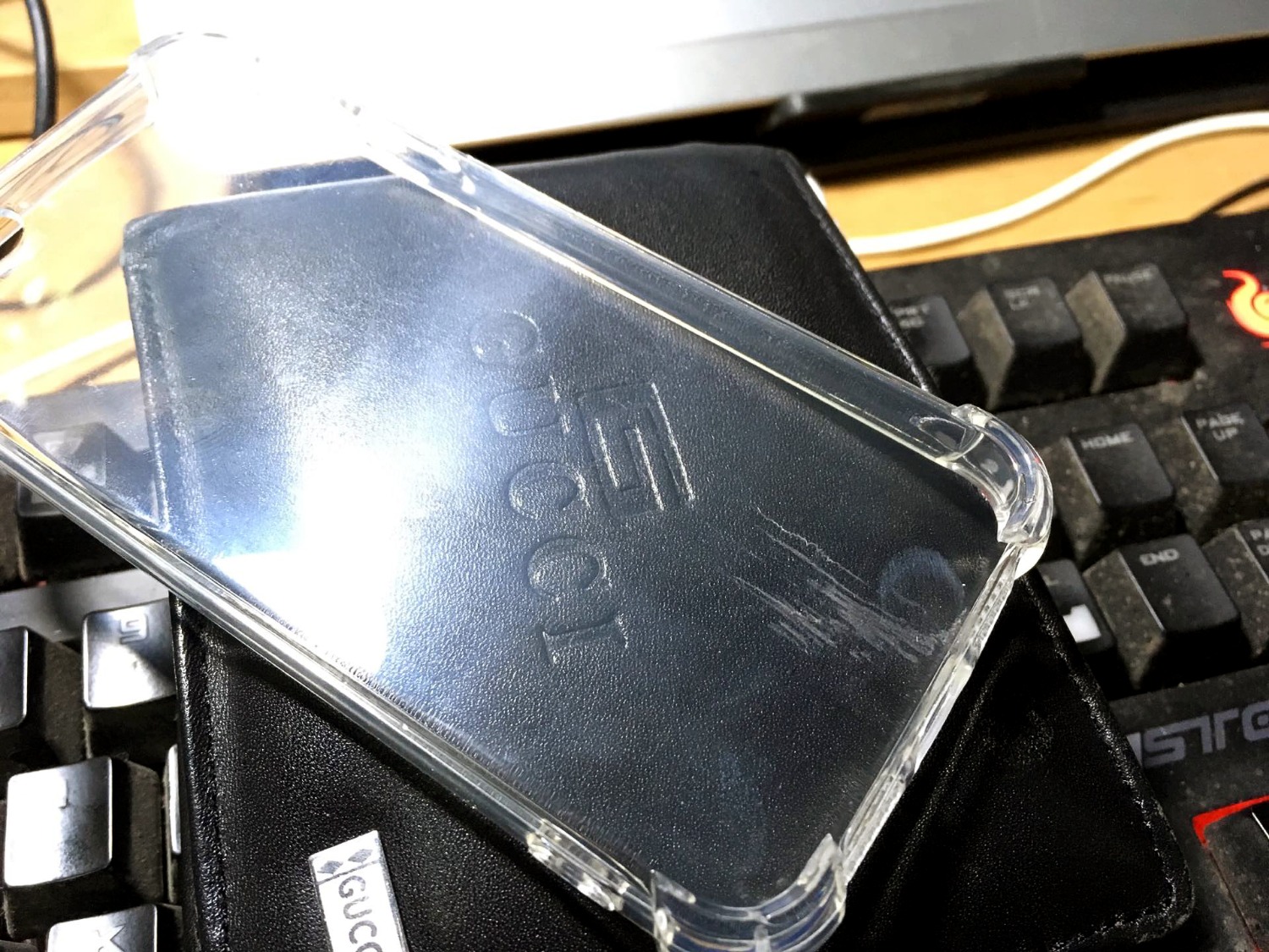 Mình nhận hàng ngày hôm nay, điểm tốt có lẽ là giao hàng rất nhanh hơn cả dự kiến là 2h, nhưng có lẽ vì giao hàng nhanh như thế nên chất lượng hoàn toàn không đảm bảo. Sản phẩm vừa mở ra đã xước và dãn cao sư như hình bên dưới. Đây là lần đầu tiên mua hàng ở tiki nhưng sản phẩm này đã làm mình thất vọng