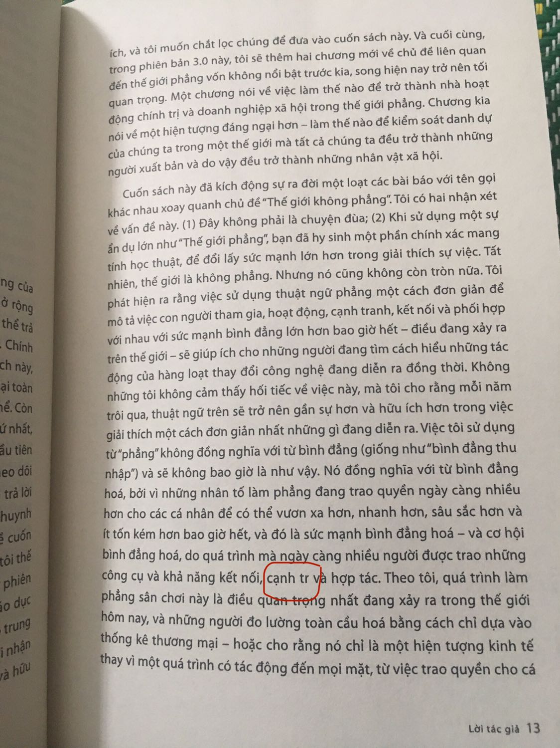 Sách được tác giả update vào năm 2007 nhưng nếu đọc ngay thời điểm đó có lẽ mình đã không hiểu được nhiều. Phải đến bây giờ khi những vấn đề về công nghệ nêu trong sách đã phổ biến ở VN thì sách mới dễ đọc.
Một cuốn sách tuyệt vời, đọc để có cái nhìn rõ hơn về hiện tại và tương lai của chính bản thân mỗi người sẽ ra sao khi thế giới tiến lên thời đại 5.0, 6.0.... chứ không chỉ dừng lại ở 3.0 như trong sách.
Điểm trừ duy nhất là còn nhiều lỗi biên tập, 1 vấn đề muôn thuở của nxb Trẻ. Hơi buồn.