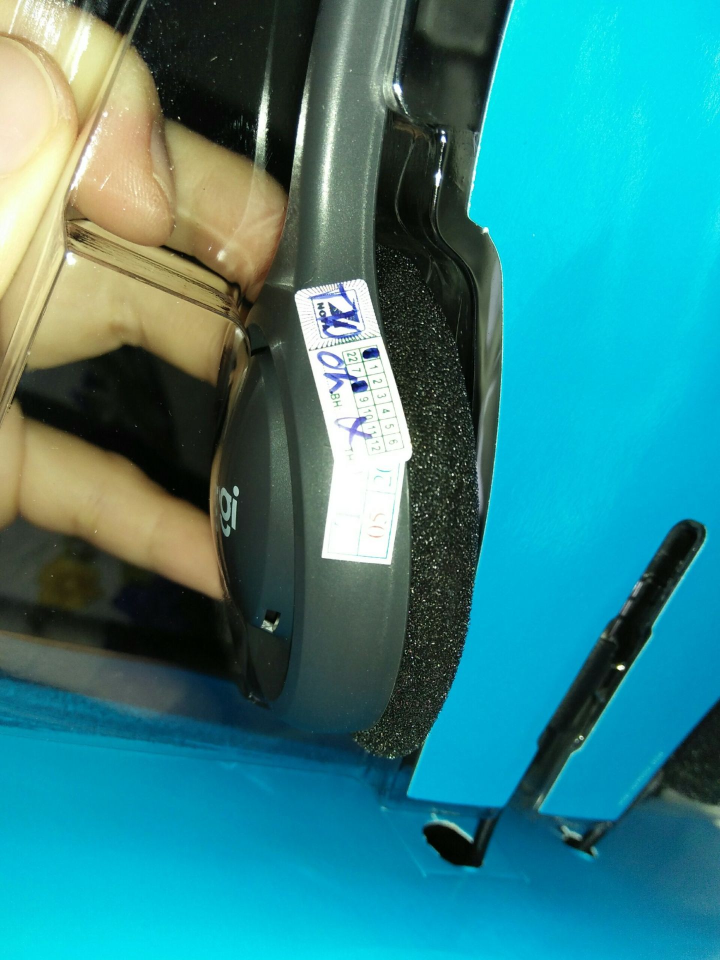 Giao hàng mùa giãn cách cần nhiều kiên nhẫn, cũng may là đến trước khi mình còn khóa học online, mục đích chủ yếu có nhiêu thôi.
Hàng đẹp, âm thanh hay, trầm ấm.
Hy vọng xài bền vì giá cũng không rẻ. 
Hình như có dấu hiệu bị cắt keo dán để kiểm tra trước khi giao hay sao ak? (Ảnh cuối)