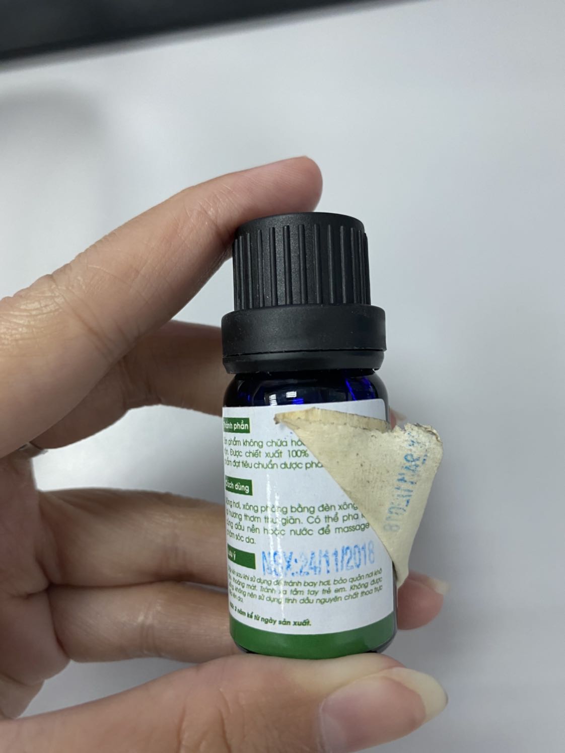 Tiki vui lòng xem xét lại vấn đề hàng hoá trước khi giao cho khách. Hàng giao cho mình được bỏ vô bịch, ko có hộp của sản phẩm, trên thân chai thì lại dán miếng keo ***, mở ra thì thấy date sx năm 2018!!!!