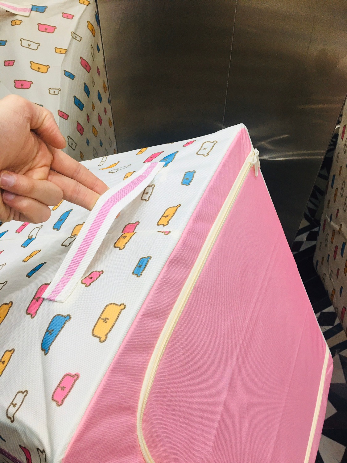 Nhận đc sản phẩm này, mình review cho các bác; hàng để được kha khá đồ, tiện lợi ở chỗ có khung sắt, có thể thu gọn lại nó xẹp xuống. mình mang đi xe oto ..;; hay mang để đồ ở gia đình, đựng đồ chơi cho con cũng rát tiện .,,,,
Chất vải hơi có mùi nhưng vì nó chỉ đề đồ đạc nên ko sao, mình thấy để 1,2 ngay la mui bay het a/. nên chả có sao cả. quan trọng giá khá tốt. trước mua bên hang khong chinh hang hang vè bị tróc ra, nhung lan nay muaa chính hãng nên hàng tốt hơn han à.!! Hihi Nhận đc sản phẩm này, mình review cho các bác; hàng để được kha khá đồ, tiện lợi ở chỗ có khung sắt, có thể thu gọn lại nó xẹp xuống. mình mang đi xe oto ..;; hay mang để đồ ở gia đình, đựng đồ chơi cho con cũng rát tiện .,,,,
Chất vải hơi có mùi nhưng vì nó chỉ đề đồ đạc nên ko sao, mình thấy để 1,2 ngay la mui bay het a/. nên chả có sao cả. quan trọng giá khá tốt. trước mua bên hang khong chinh hang hang vè bị tróc ra, nhung lan nay muaa chính hãng nên hàng tốt hơn han à.!! Hihi