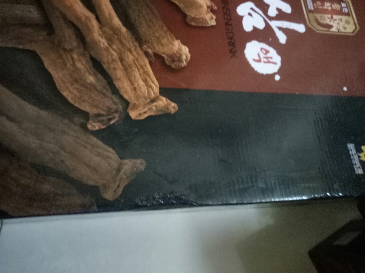 Mình mua sản phẩm về biếu ba mẹ. Nhưng nhận xét như sau:
1.Bao bì sản phẩm bị rách (từng hộp nhỏ bên trong)
2.Sản phẩm gồm 6 hộp, mối hộp 5 gói, nhưng tình cờ phát hiện 1 hộp có 4 gói)
3.Sản phẩm bị móp méo
4.Chụp hai hình để các bạn so sánh, hộp có mã Code để quyets, hộp không có
Mình luôn yên tâm khi mua hàng của TIKI, nên nhận hàng không kiểm tra đến khi chuẩn bị đem đi biếu mới bóc hộp ra, mới phát hiện tình trạng hàng tệ như vậy. Mình rất thất vọng khi đặt niềm tin vào TIKI.
Mong các bạn nên giữ uy tín cho cửa hàng của mình, đừng làm mất niềm tin của khách hàng.