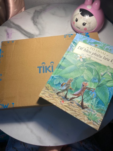 Lần đầu tiên mua hàng trên tiki mà ưng bụng dã man.
9h tối đặt, 11h sáng hsau đã nhận được hàng. 😳

Bọc hàng đẹp xinh, em shipper thì siêu lịch sự luôn.
Gọi điện cho mình nói rất to e ship hàng ạ nhưng thấy mình nói nhỏ thì liền hạ giọng ngay, trao đổi xong đợi mình cúp máy trước chứ không hề tắt máy cái rụp cho nhanh. Sách nxb Kim Đồng thì khỏi phải bàn rồi