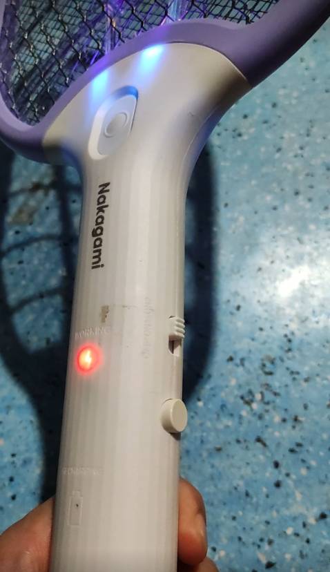 Không biết shop có kiểm tra lại hàng trước khi giao đi hay không. Mà giao về sạc thử 30p rồi mở ra là chập giựt, quơ qua lại nhẹ nhẹ là điện lúc có lúc ko. Lúc sạc đèn hiệu thích thì chuyển xanh, ko thích thì chuyển đỏ. Để qua hôm sau sạc 3 4 tiếng rồi *** lại lần nữa thì xác định là do hệ thống pin bị lỗi, sạc ko vào. Lần đầu mua hàng tiki gặp vấn đề này, hơi thất vọng. Có 140k nên thôi cũng ko tốn công đổi trả làm gì. Giờ khi bắt muỗi phải kẹp thêm cái sạc dự phòng  🤣