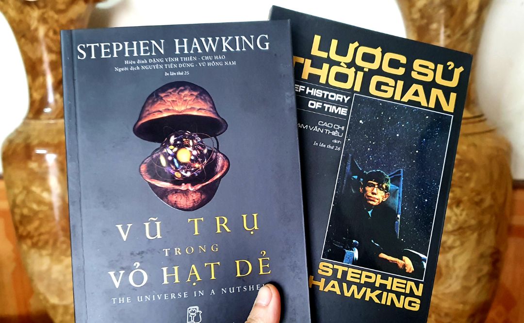 Review về sách một chút ^^= Sách thực sự rất hay, đối với bạn yêu thích thiên văn học. Tuy nhiên sách đọc khá tốn noron. hihi. Thực sự sách này không dành để thưởng thức. Với mình, có những đoạn mình đọc đến tận 3 lần mới hiểu giáo sư nói gì, đến đứa bạn của mình cũng vậy(bạn mình thi đh năm 2016 đc 28 điểm). Nói tóm lại những bạn nào chuyên lý (như mình.hehe) và yêu thiên văn thì hãy mua nó. Thực sự có quá nhiều kiến thức mình biết được mà không có trên sách vở. yêu và cảm ơn Stephen. Rất Rất hay. còn chất lượng sách thì Tiki nổi tiếng rồi. Gì chứ mua Sách thì TiKi là số một vừa "TiKi"(tiết kiệm) vừa chất lượng. Đánh giá 6 sao!!!