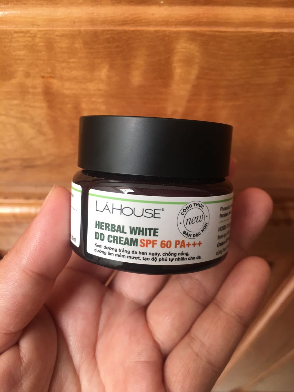 Đã mua và sử dụng sản phẩm. Chất kem mượt, tạo lớp nền cho da. Tiện nhất là vừa dưỡng da lại vừa chống nắng tốt cho da. Hài lòng