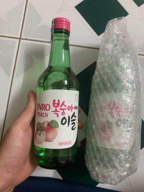 Đóng gói chắc chắn và giao nhanh. Hãng rượu này nổi tiếng nhất của Hàn, uống thơm và dịu so vs mấy loại mình đã uống.