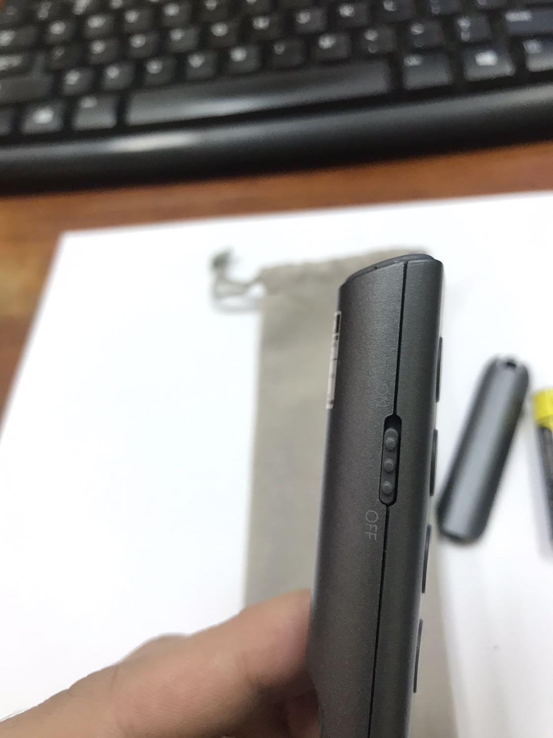 Thiết bị nhỏ gọn
Tặng kèm pin để sử dụng ngay và túi đựng
Tia laze đỏ 
Usb kết nối máy tính dễ dàng, có hút nam châm rất tốt, ko sợ rơi rớt
Nút bấm qua slide êm
Giá mềm
Giao hàng nhanh (3 ngày)