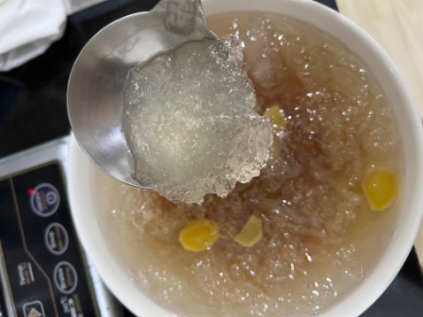 Khi bẻ thử 3 tổ yến, có 2 tổ giòn, 1 tổ khá dai. Yến thật sau khi tinh chế thường rất giòn chứ không dai.
Sau khi chưng thử, yến nở thành cục như mủ trôm, chỉ có 20% là nở thành dạng sợi. Mình ăn yến đã lâu, mua từ nguồn quen, nay nhà hết chưa mua kịp nên mua chỗ này trên Tiki thử. Thấy bao bì và quà tặng đều rất chuyên nghiệp, tuy nhiên chưa bao giờ thấy yến nở cục cục như mủ trôm thế này. Mùi tanh cũng rất nhẹ, không có tanh như yến sợi bình thường. Cho nên mình đánh giá vừa phải ạ. Đây là cảm nhận chủ quan của riêng mình.