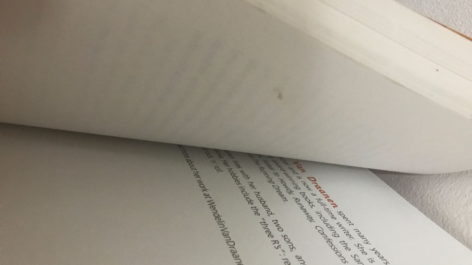 Sách hơi bụi lau được nhưng bìa trước có mấy chỗ bẩn ko lau được, tuy mờ nhưng vẫn hơi thất vọng. Và như thường lệ, thùng hàng móp méo nhiều mà đơn này mình đặt nhiều, Tiki lại ko gói từng quyển mà để thẳng vào thùng giấy chật kín sách như thế nên bị ảnh hưởng đến sách. Quyển này là bị ảnh hưởng nhiều nhất luôn, nhìn mà chán. Mấy lỗi nhỏ khác(đóng gáy ko đều nên có mấy tờ thòi ra so với phần còn lại; bìa trước ngắn) thì là do bên sản xuất mà gần như quyển nào cũng vậy nên đành chấp nhận thôi. Nội dung thì chất lượng khỏi bàn rồi, xem phim nghiện quá mà 3 năm rồi mới biết trên Tiki có bán nên phải tậu về luôn. Giấy hình như là giấy tái chế nên lại thêm điểm cộng, mà giấy tái chế nhưng chất lượng cực tốt, nhìn dịu mắt chứ ko tối như loại khác. Lại gặp anh shipper thân thiện hôm qua, hôm qua ko biết đường nên phải ra đầu ngõ lấy mà hôm nay anh ý gọi cứ tưởng lại phải ra thì vừa xuống nhà đã thấy ảnh đứng đấy rồi. Ship cũng rõ nhanh nữa, chuyển từ kho HCM ra Hà Nội mà nhanh hơn dự kiến tận 3 ngày. Nếu là sách khác thì sẽ xí xoá mấy cái kia cho 5 sao nhưng nhưng vì quyển này mình yêu quá nên cho 4 sao thôi.