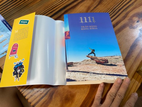 Tuy giá rẻ hơn bìa nhưng đóng gói rất cẩn thận. Còn nguyên siu luôn nha.. hihi mình rất thích ! Ổng đi lần 2 rồi, ngồi nhà canh từng tập và đọc lại quyển này, có những nước mình mới nghe tên lần đầu luôn… !