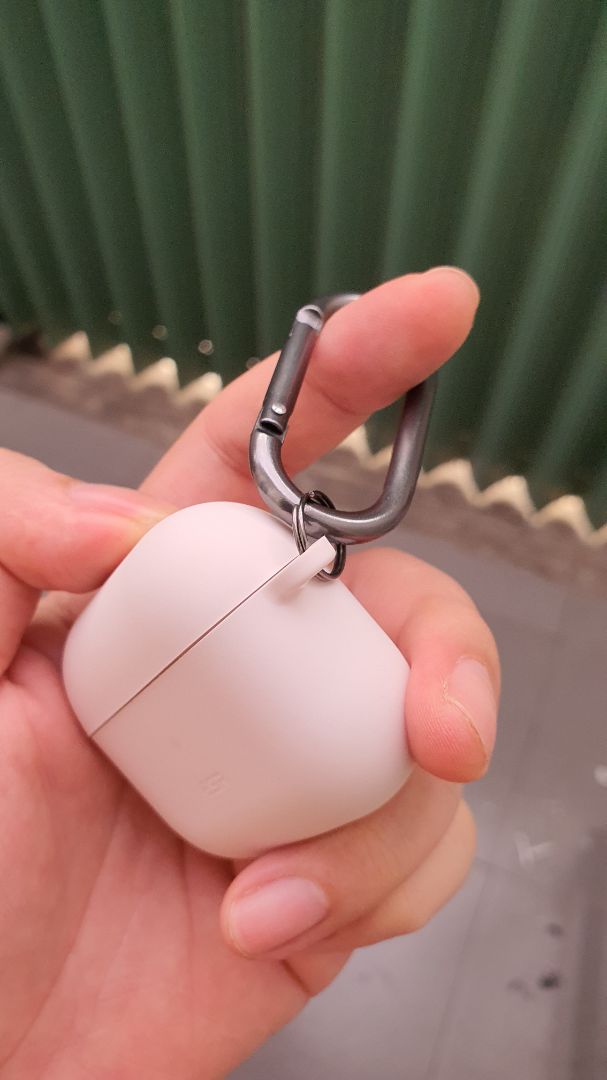 Chất liêụ case tương đối tốt. Nhưng phần khoen làm không đẹp. Màu trắng sữa đẹp!