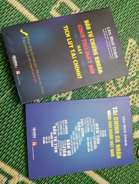 Sách được bọc cẩn thận, sạch và thơm. Rất ưng.
Chưa đọc nên chưa biết nội dung có hay không, nhưng lướt qua thấy sách được trình bày rất chỉn chu chuyên nghiệp, đồ hoạ đẹp.