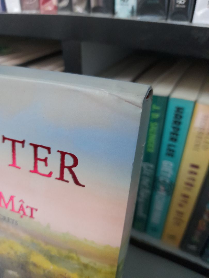 Lần nào tới tay là cái hộp cũng y vậy, sách chứ có phải là gì đâu mà không có cái gì chống sốc hết có được miếng bìa có cũng như không