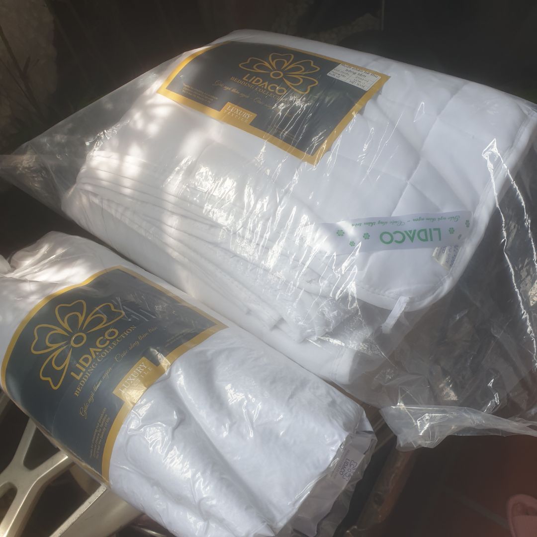 ruột ôm vừa cắt ra bé con nhà mình thích quá nó bê đi chơi không chup được. ôm căng nặng, vải mịn
thích nhất cái là ruột kéo khóa kín, không bi hở bông như các loại ruột buộc dây