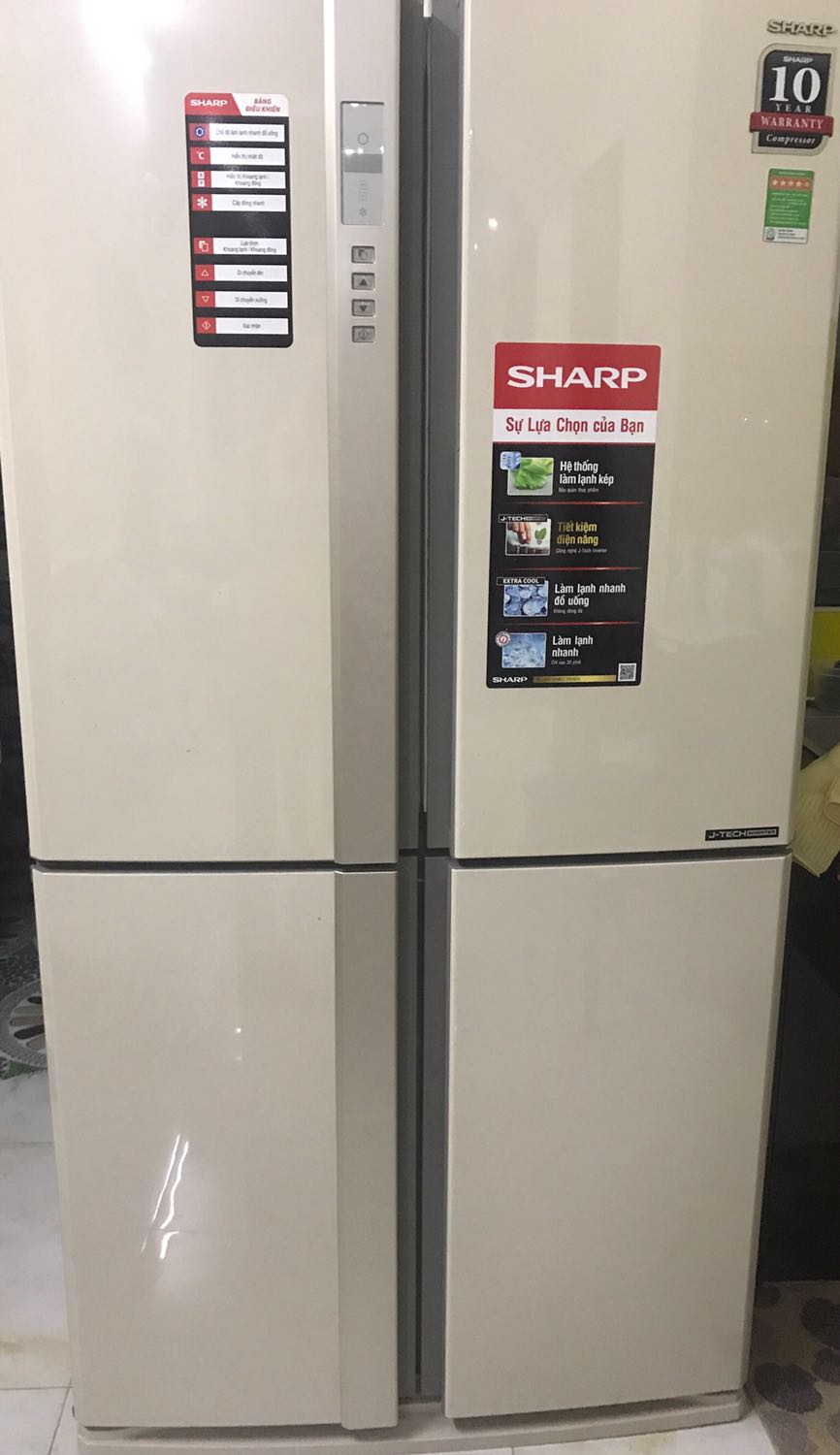 Các bạn cẩn thận với Sharp vì bên bảo hành của Sharp làm việc không chuyên nghiệp, tủ lạnh mua đúng 1 năm bị hư, kêu như xe tăng. Liên hệ bảo hành thì mất 2 tuần mới đến xem tình trạng máy. Sau đó kỹ thuật đến xem và báo thay thế linh kiện, tuy nhiên đến 3 tuần rồi mà không có linh kiện thay thế. Mình không hiểu 1 hãng lớn như vậy mà cái motor quạt không có để thay thế, mình vẫn chờ dài cổ dù đã liên hệ rất nhiều lần nhưng vẫn chưa có . Thực sự trải nghiệm lần này khiến mình không bao giờ muốn mua sản phẩm của Sharp lần nữa. Các bạn cẩn thận với Sharp vì bên bảo hành của Sharp làm việc không chuyên nghiệp, tủ lạnh mua đúng 1 năm bị hư, kêu như xe tăng. Liên hệ bảo hành thì mất 2 tuần mới đến xem tình trạng máy. Sau đó kỹ thuật đến xem và báo thay thế linh kiện, tuy nhiên đến 3 tuần rồi mà không có linh kiện thay thế. Mình không hiểu 1 hãng lớn như vậy mà cái motor quạt không có để thay thế, mình vẫn chờ dài cổ dù đã liên hệ rất nhiều lần nhưng vẫn chưa có . Thực sự trải nghiệm lần này khiến mình không bao giờ muốn mua sản phẩm của Sharp lần nữa.