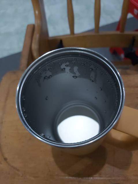 Kiểu dáng đẹp, cầm chắc chắn, giữ nhiệt tạm được. Nắp đậy có 1 góc khuyết nên giữ nước ấm ko được lâu lắm, nếu nắp đậy kín và có nút đóng mở kiểu bật lên xuống, hoặc kéo qua kéo lại thì rất tuyệt. Nhìn chung thì vẫn ưng ý với cái ca này :)