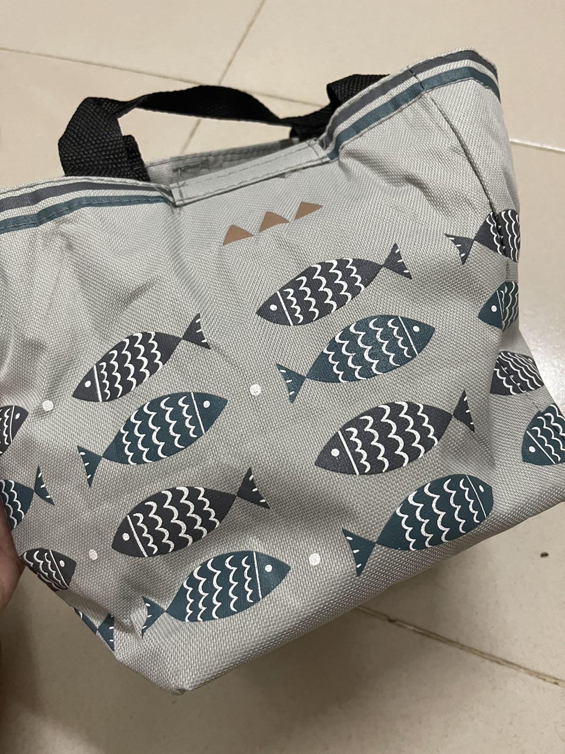 Túi đẹp như mô tả, đựng được 2 hộp cơm canh, 1 hộp trái cây và 1 bình nước ép nhỏ. Tiện cho xách văn phòng và túi này dễ vệ sinh!