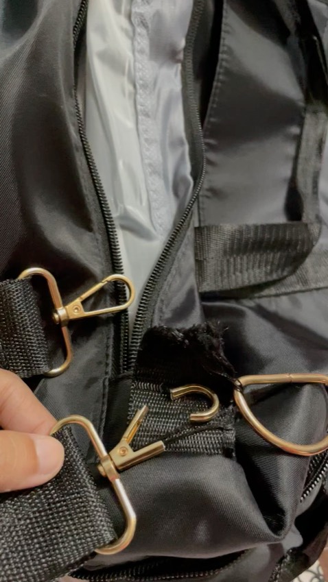 Vì mình cần giao hàng ngay trong ngày nên đặt sản phẩm này, vừa xài đc 2 ngày thì quai bị đứt, đường may rạn và vải bị xù. Dây xách và dây đeo bản nhỏ quá nên không chịu lực tốt được, dù chỉ soạn đồ đủ đi chơi 2 ngày thui mà cũng bị đứt.