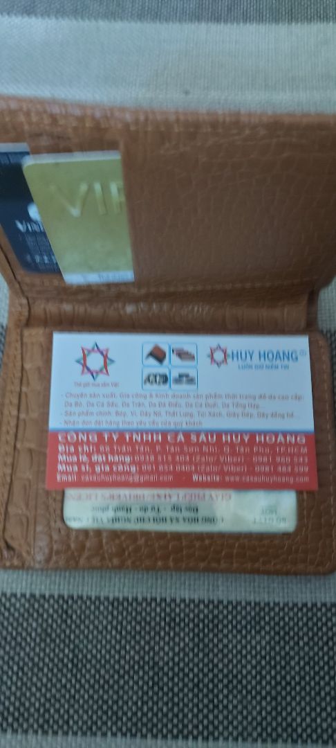 Giao hàng nhanh. Đóng gói đẹp. Có cả thẻ bảo hành.Có vẻ bền ,đẹp ,chắc chắn nhưng Ví cứng quá, rất khó dùng.Mềm chút sẽ rất tuyệt vời.