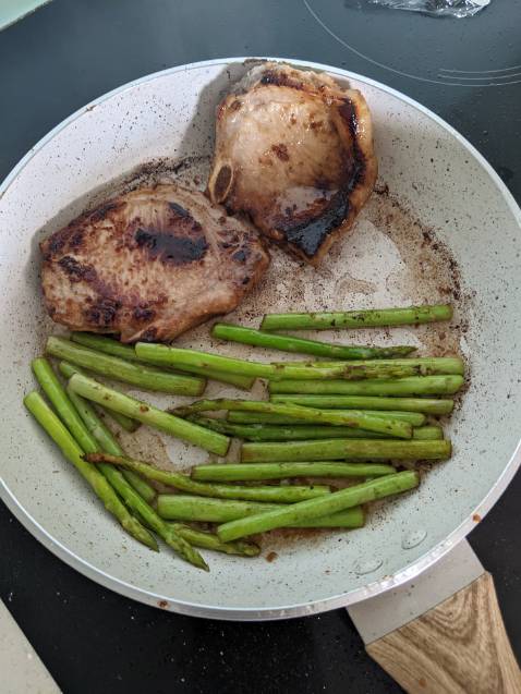 Dùng được tầm 1 tháng rồi, mình thấy OK lắm nha. Ngoại hình cũng đẹp nữa!
Có mấy cái hình chụp nấu ăn trên chảo này cho mọi người xem nha. Mình dùng bếp từ 😁