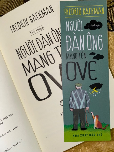 Mua ở tiki siêu rẻ luôn á. Chất lượng sách ổn, vẫn hơi bị in chữ trang sau 1 xíu. Gáy sách dán keo hơi cẩu thả tí thôi nhưng dùng vẫn okela lắm. Có bookmark nữa nha