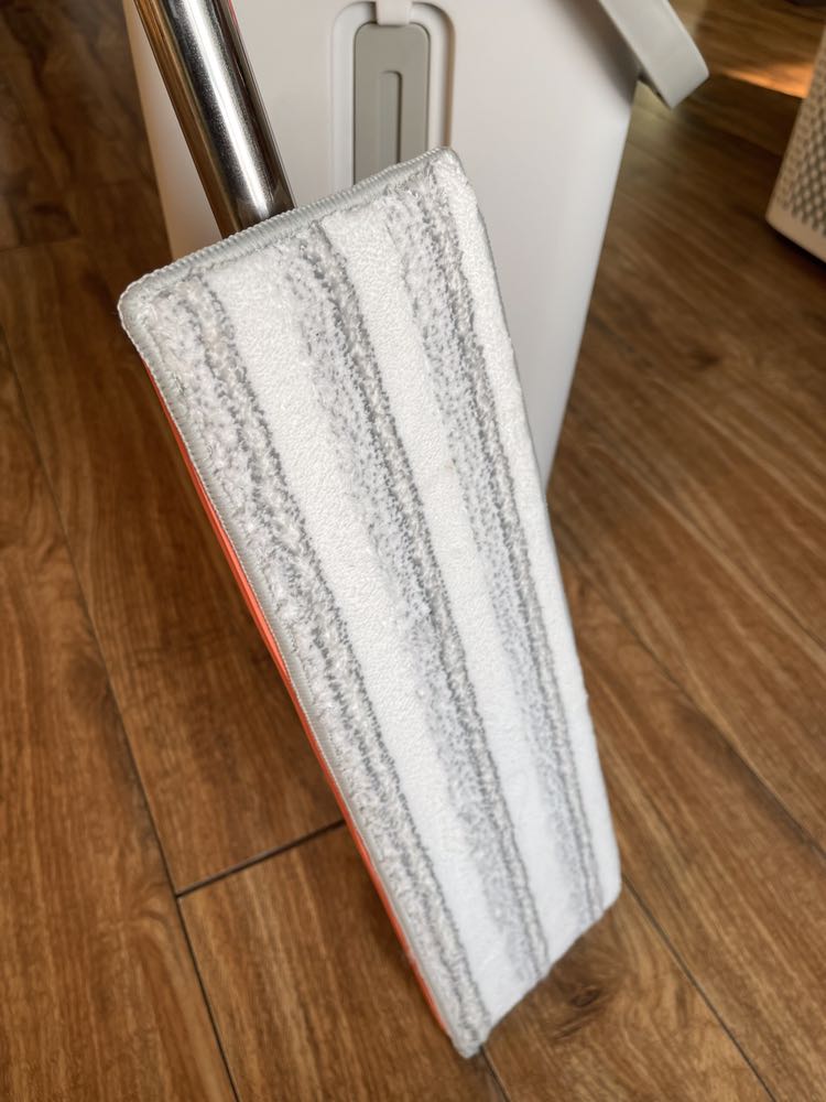 Lau nhà siêu nhanh siêu sạch đây phải nói là chân ái của mình sau khi mua rất nhiều loại thùng lau nhà khác nhau. Cây lau cao nè bông lau rộng xoay 360. Nói chung ưng cái bụng lắm