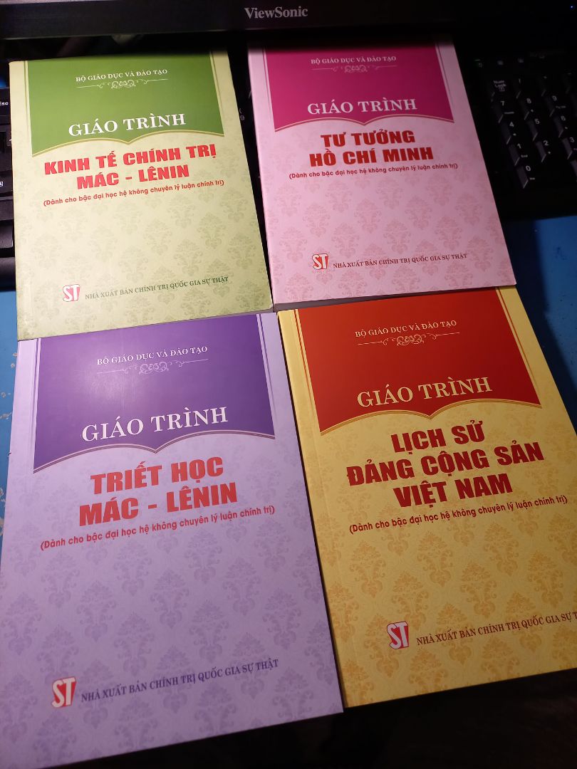 sách đẹp, được đóng gói cẩn thận không bị móp méo tí nào. ship từ hcm ra hn mà nhanh cực, mình đặt xong 3-4 ngày sau là ship tới rồi. chả bù ở hn mình đi kiếm đủ các nhà sách, sang tận nxb cũng hết không mua được sách đẹp thế này đâu 🥲